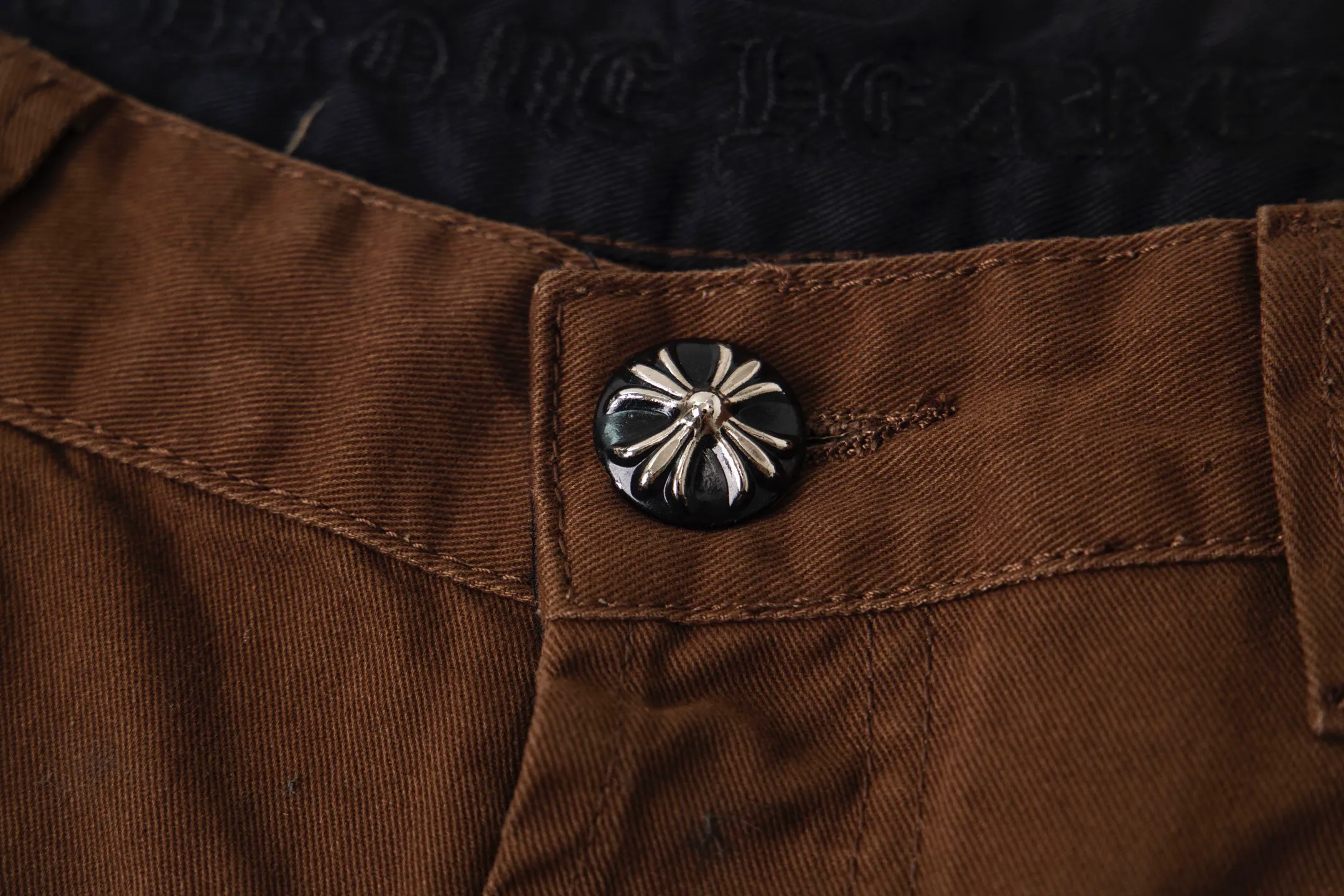 P260 Chrome Hearts | Chrome Hearts Brown Casual Cross Patched Leather Jeans - Full of exploring the ultimate in fashion, Chrome Hearts' new Chrome Hearts pants cleverly integrate camouflage cross, camouflage cross and other elements to break traditional boundaries. Mattyboy's clever fusion of overalls and khaki jeans, the same style, brings endless matching inspiration to fashionistas! Whether it is daily wear or a trendy try, these pants can bring you an excellent fashion experience. Style number: 1754# Color: casual brown Size: 28 30 32 34